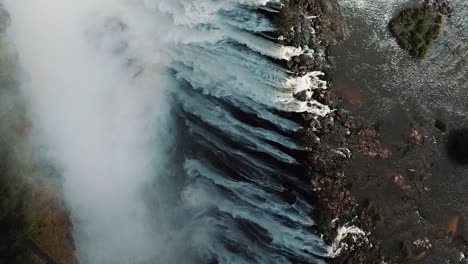 Vista-Aérea-Vertical-De-Las-Cataratas-Victoria,-Shungu-Namutitima-En-La-Frontera-De-Zimbabwe-Y-Zambia-En-áfrica