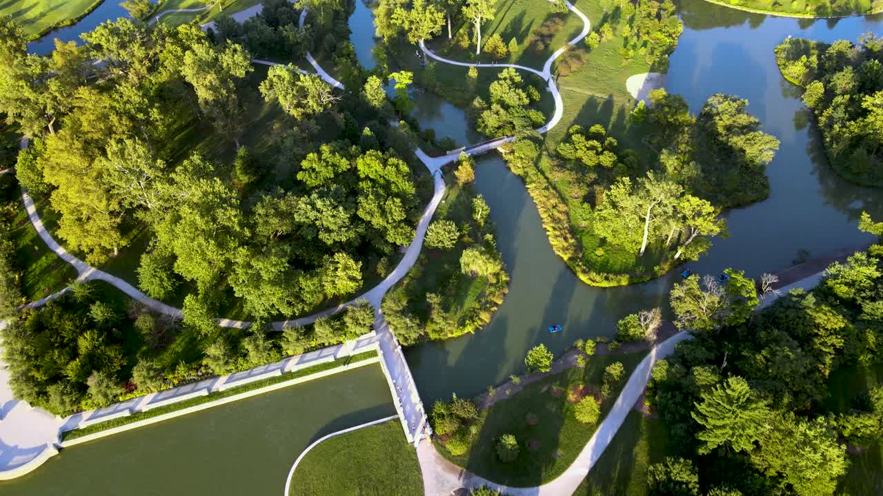 parque verde con hermosos senderos paisajísticos - estanques - sobrecarga de drones aéreos