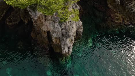 Vista-Superior-De-Aguas-Cristalinas-Con-Costa-Escarpada-En-Kalamota,-Isla-Kolocep-Cerca-De-Dubrovnik,-Croacia