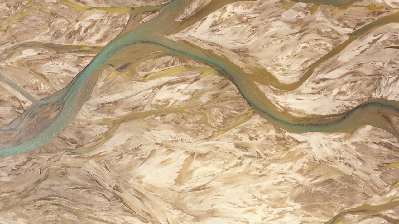 vista aérea de un lecho de río serpenteante