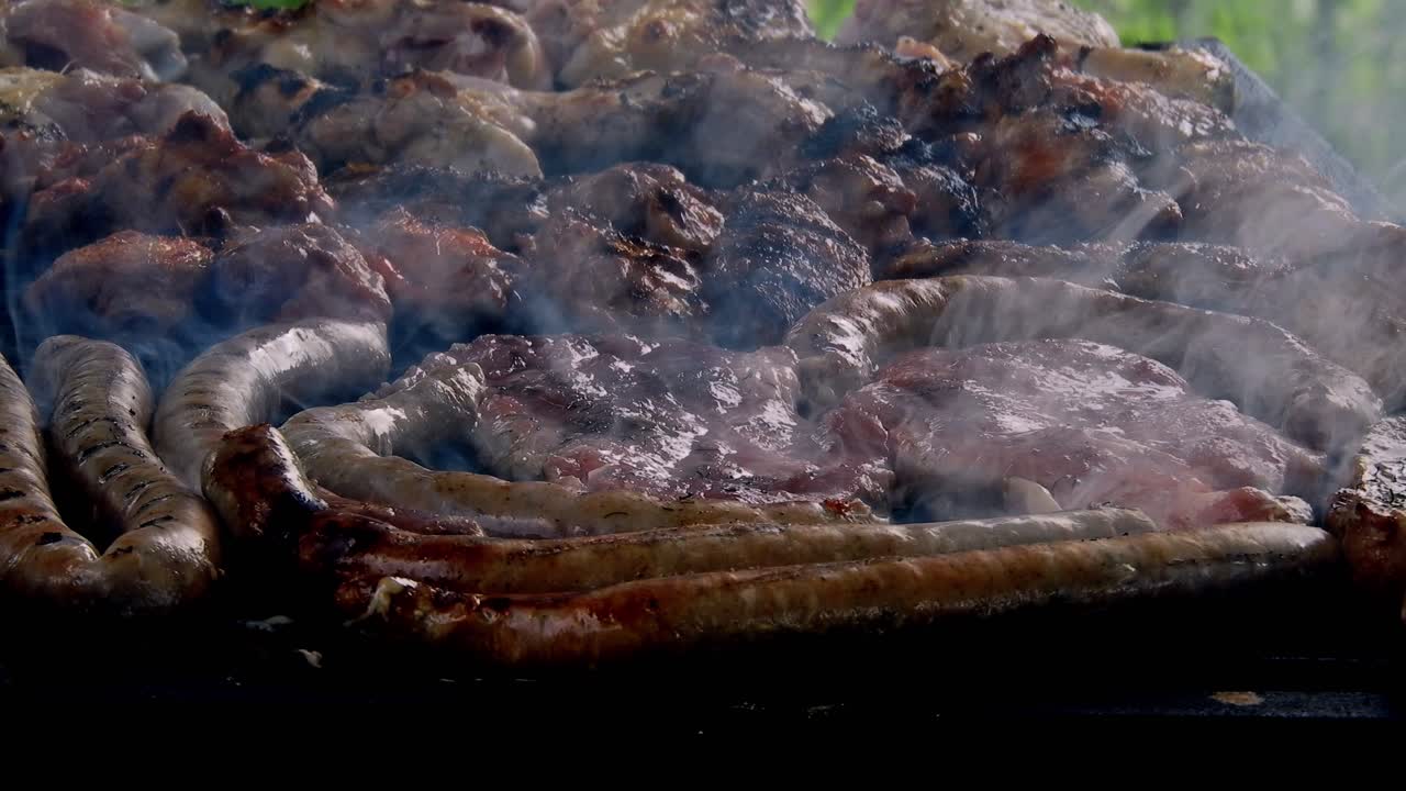 불타는 그릴에 구운 소시지