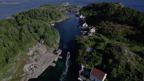 Imágenes-De-Drones-De-Un-Barco-Conduciendo-Entre-Islas,-5,2k