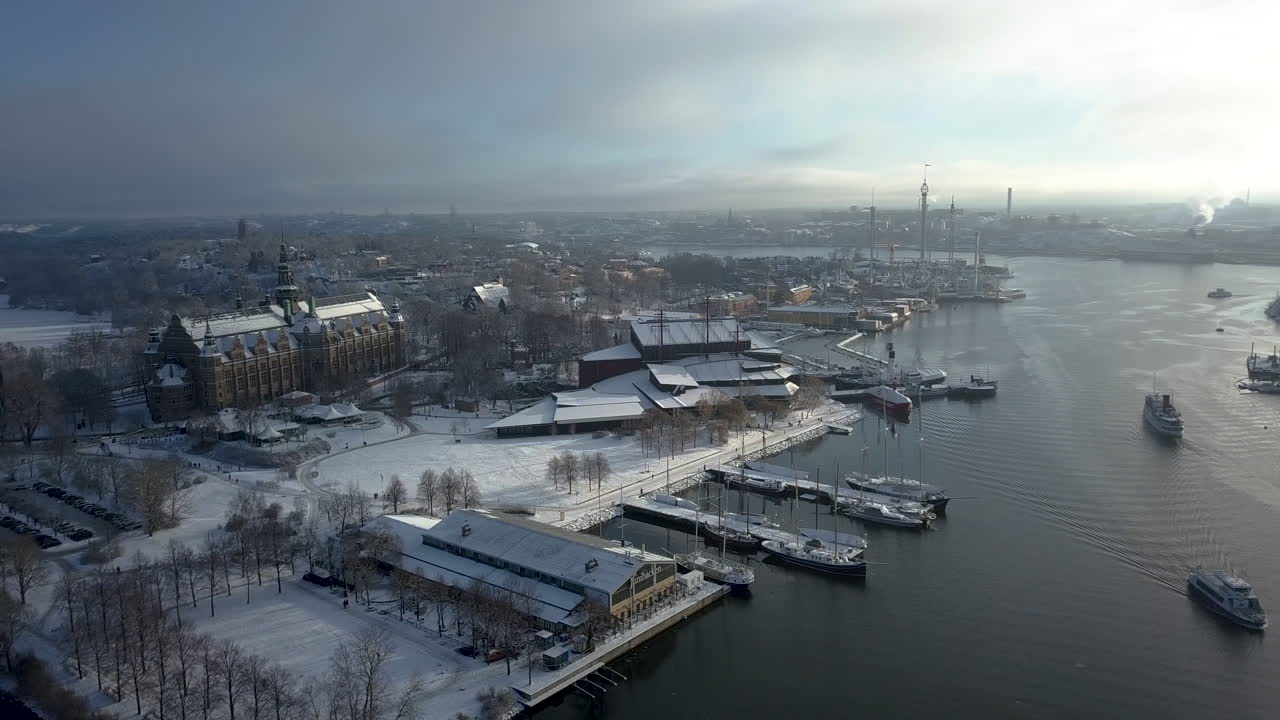 vista aérea de los barcos que navegan en la bahía de ladugardslandsviken con museo nórdico y vasa en estocolmo, suecia