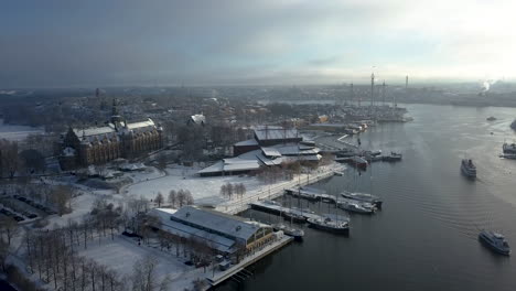 Luftaufnahme-Von-Booten,-Die-In-Der-Bucht-Von-Ladugardslandsviken-Mit-Nordic--Und-Vasa-museum-In-Stockholm,-Schweden,-Segeln