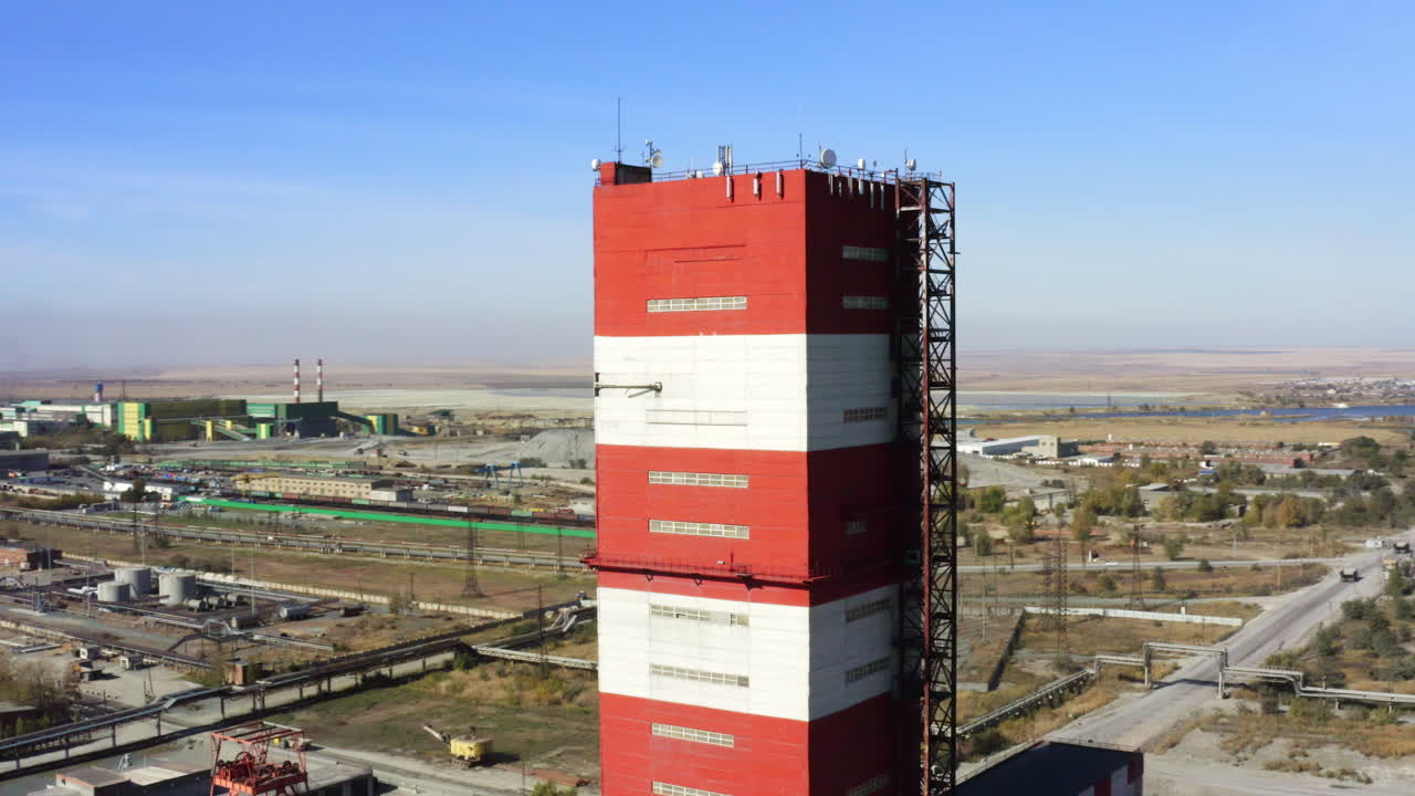 torre industrial en una instalación de fabricación