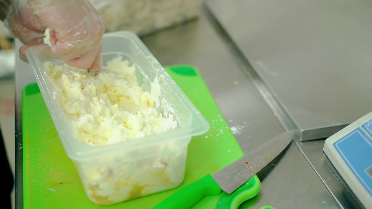el cocinero está mezclando una crema dulce con una cuchara.