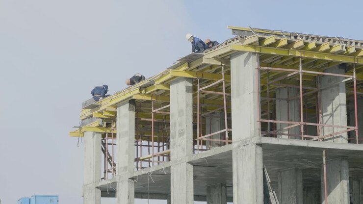 Bauarbeiter auf einem mehrstöckigen Gebäude