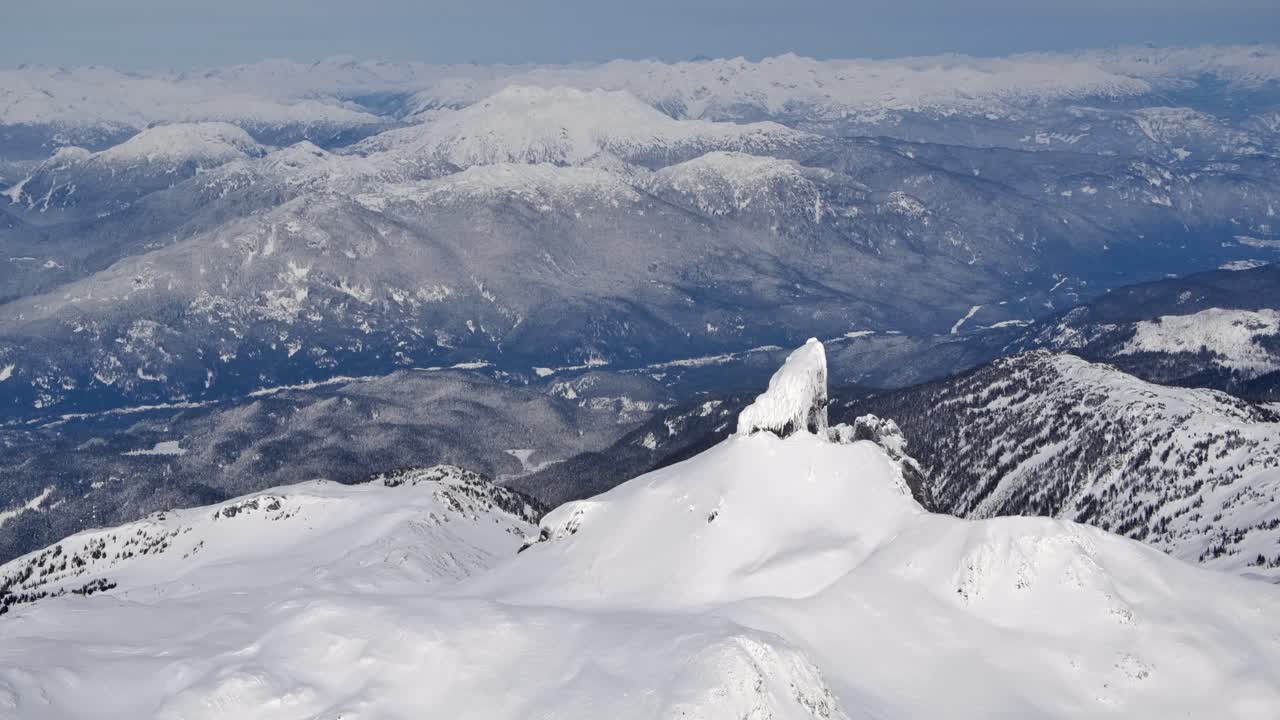 paisaje montañoso nevado en un hermoso día soleado de invierno aéreo