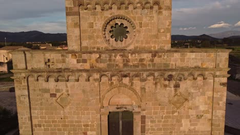 Schöne-Errichtungsluftaufnahme-Der-Romanischen-Kirche-In-Tratalias,-Sardinien