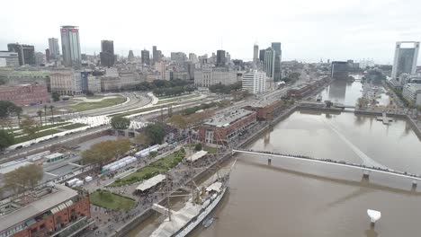 vista aérea de la ciudad de buenos aires, puerto madero, edificios de fondo
