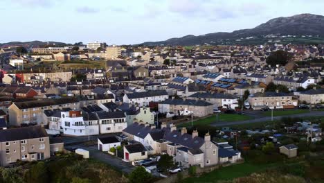 홀리헤드 마운틴 타운스케이프 (holyhead mountain townscape) 는 해안가에 있는 주거 주택과 휴양 부동산을 둘러싸고 있는 공중 풍경이다.