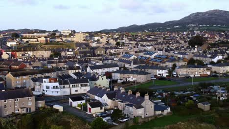 paisaje urbano de la montaña de holyhead vista aérea circundando casas residenciales frente al mar y propiedades de vacaciones