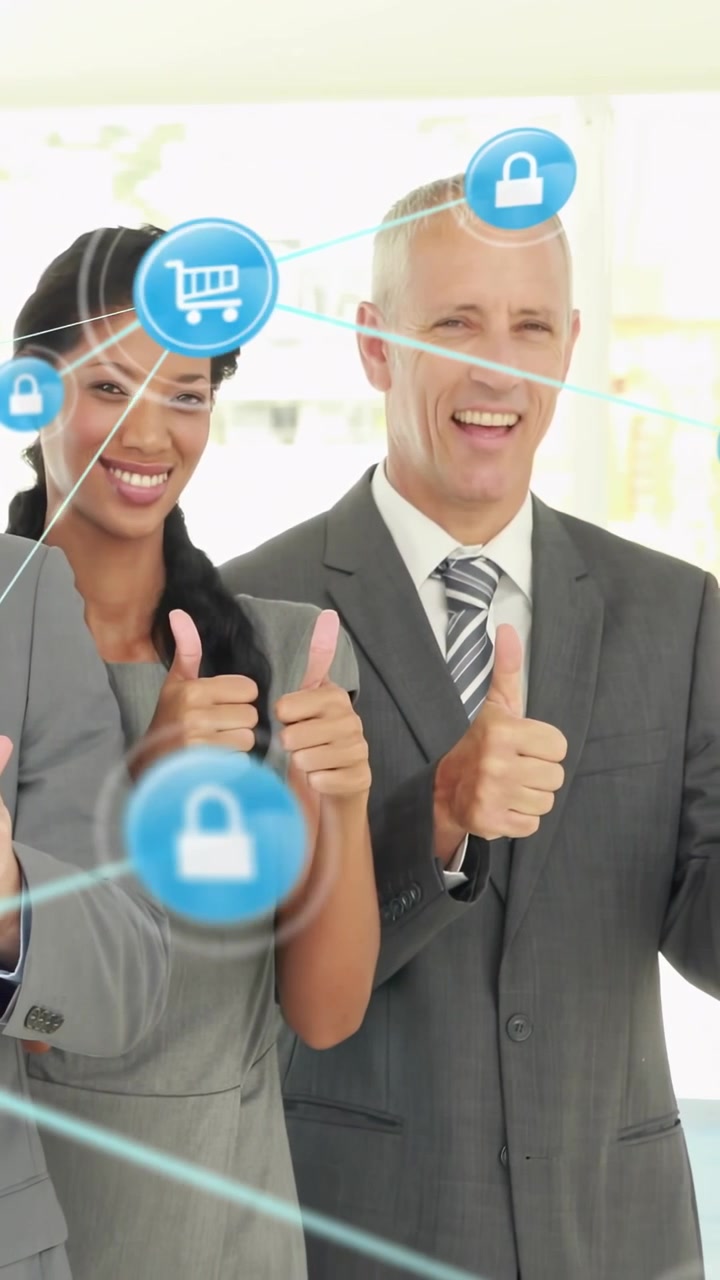 Team tecnologico in ufficio, un uomo che parla, che lancia un sistema di sicurezza o una rete di carrelli, alzando il pollice in su, promuovendo transazioni sicure