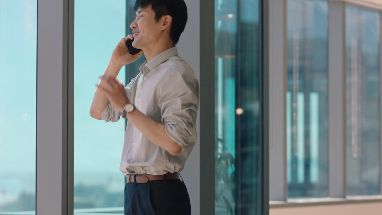 스마트폰을 사용하는 아시아 사업가 고객과 채팅하는 금융 자문가 비즈니스 거래 협상 기업 판매 임원 전문가 조언을 공유하는 사무실에서 전화 통화를 통해 창문을 바라보는