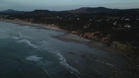 Toma-De-Drones-De-La-Playa-Del-Faro-De-Yaquina-Head-Temprano-En-La-Mañana-En-Newport,-Oregon