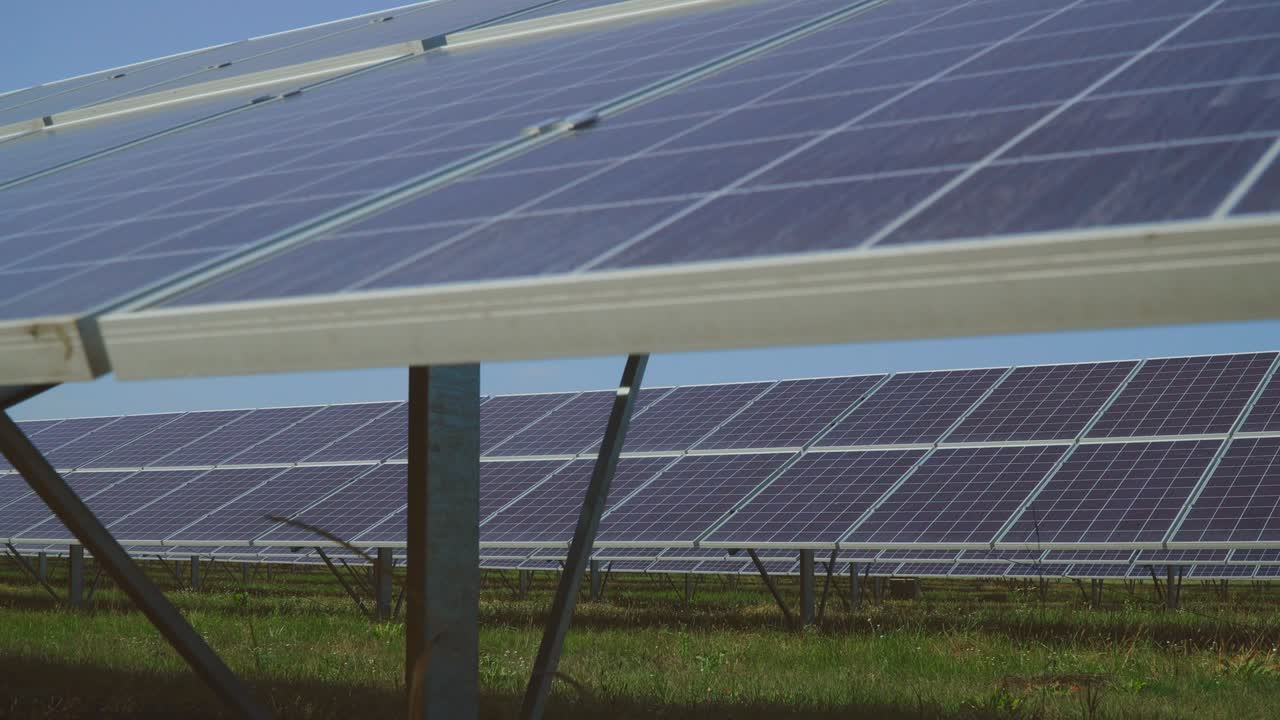 una gran central solar en el prado.