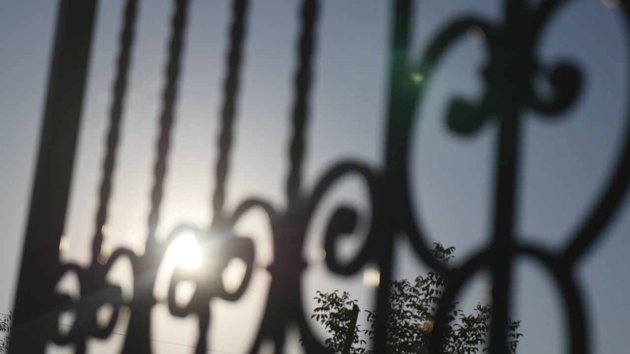 빛은 철의 문으로 들어갑니다.