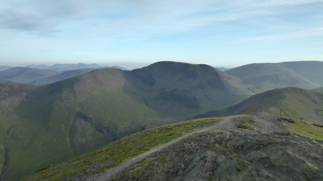 황금 시간 에  정상 에 있는 외로운 산책자