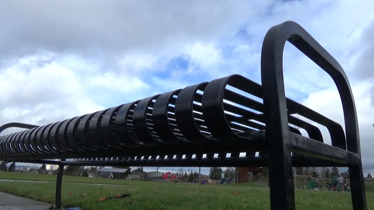 벤치의 느린 슬라이더 샷