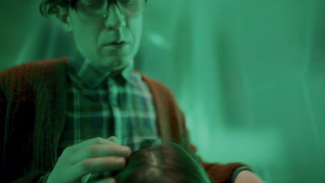 maníaco jugando con la víctima aterrorizada, cepillando su cabello en un escondite siniestro