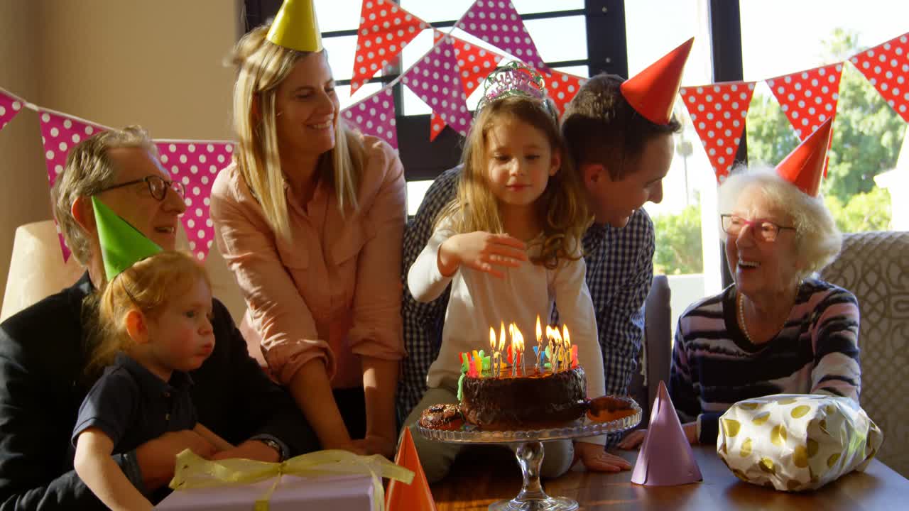 familia celebrando el cumpleaños de la niña en casa 4k