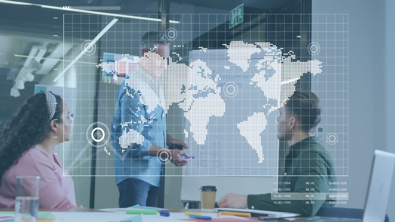 세계 지도 및 데이터 처리의 애니메이션 백인 고위 인사가 사무실에서 프레젠테이션을합니다.