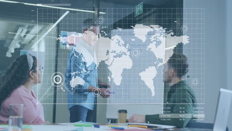 animación del mapa del mundo y procesamiento de datos sobre el hombre mayor caucásico dando una presentación en la oficina.