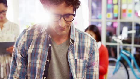 ejecutivo de negocios masculino usando computadora portátil