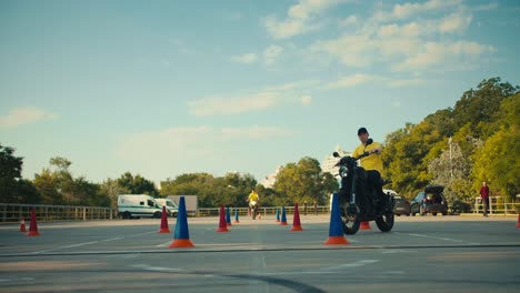 Meisterkurs-Von-2-Motorradfahrexperten.-Zwei-Erfahrene-Jungs-Umgehen-Gekonnt-Hindernisse-Auf-Dem-Trainingsgelände