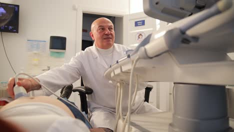 médico que realiza un ultrasonido en una mujer embarazada