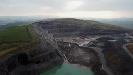 imágenes cinematográficas de drones aéreos de la cantera de borde roan de breedon, kendal, cumbria, reino unido