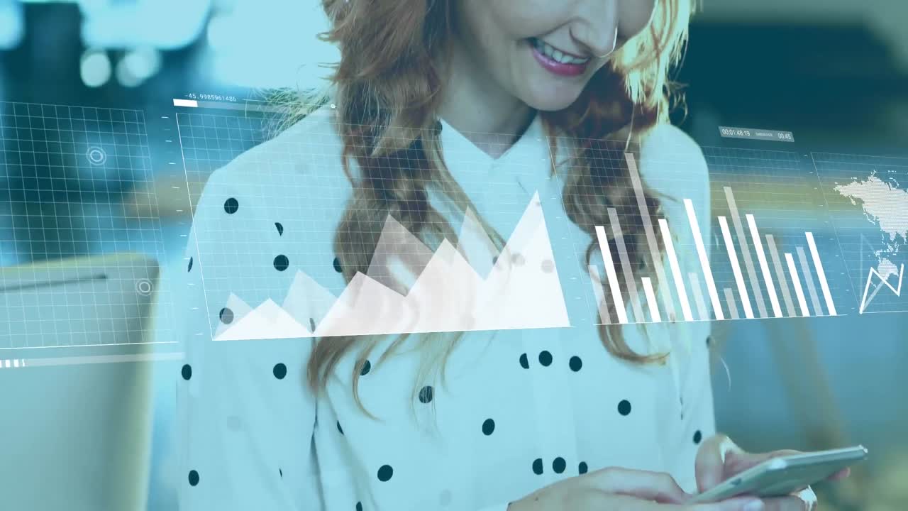 animación del procesamiento de datos sobre una mujer de negocios caucásica que usa un teléfono inteligente