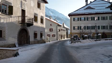 Blick-Auf-Eine-Straße-Und-Häuser-In-Einem-Traditionellen-Schweizer-Dorf-In-Zuoz,-Schweiz