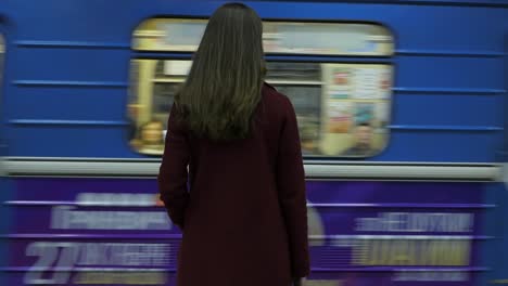 mujer esperando el metro