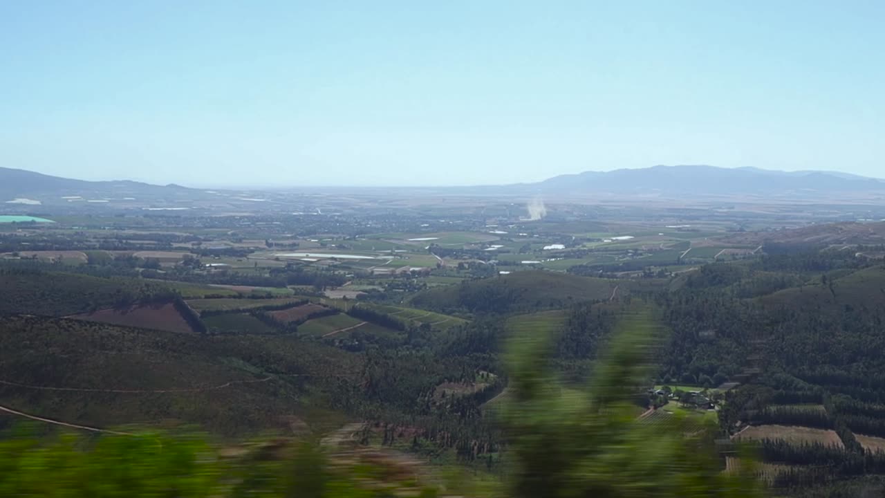 아래 도시를 내려다보는 산길을 여행하다