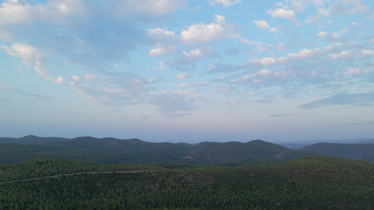 imágenes aéreas: drone captura el majestuoso valle de la montaña en la hora dorada del amanecer