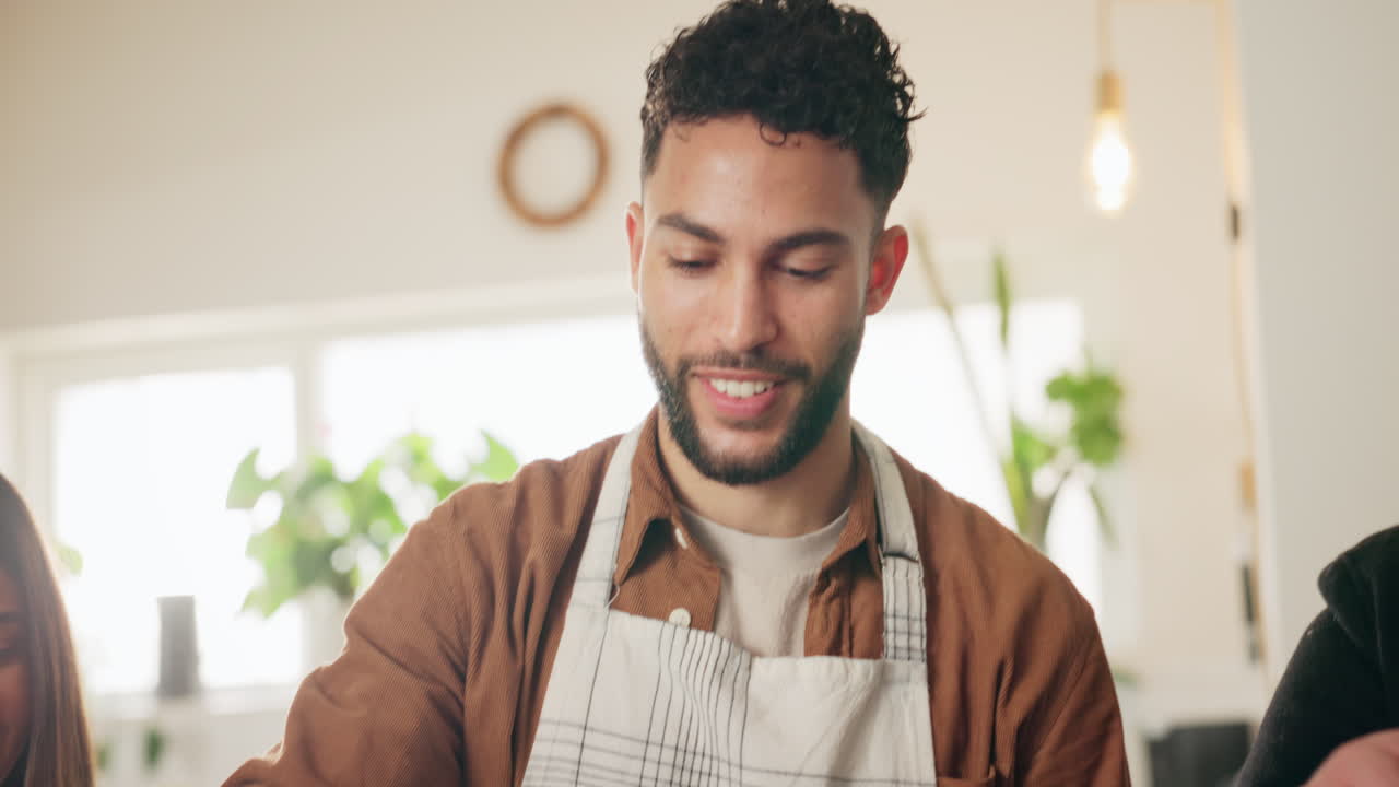 una pareja cocinando juntos.