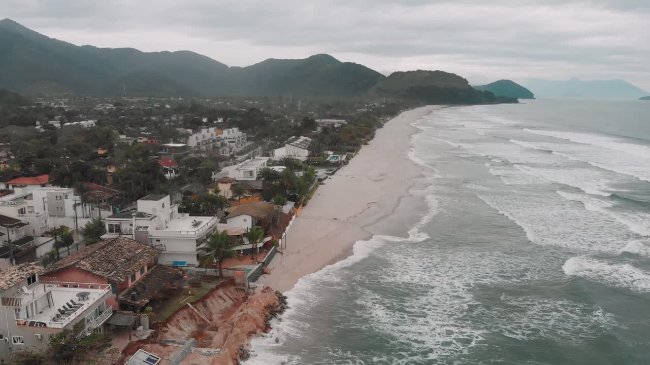 imágenes de drones laterales de la playa, día nublado, olas, mar agitado, paisaje de juquehy, ubatuba, costa norte de são paulo, brasil