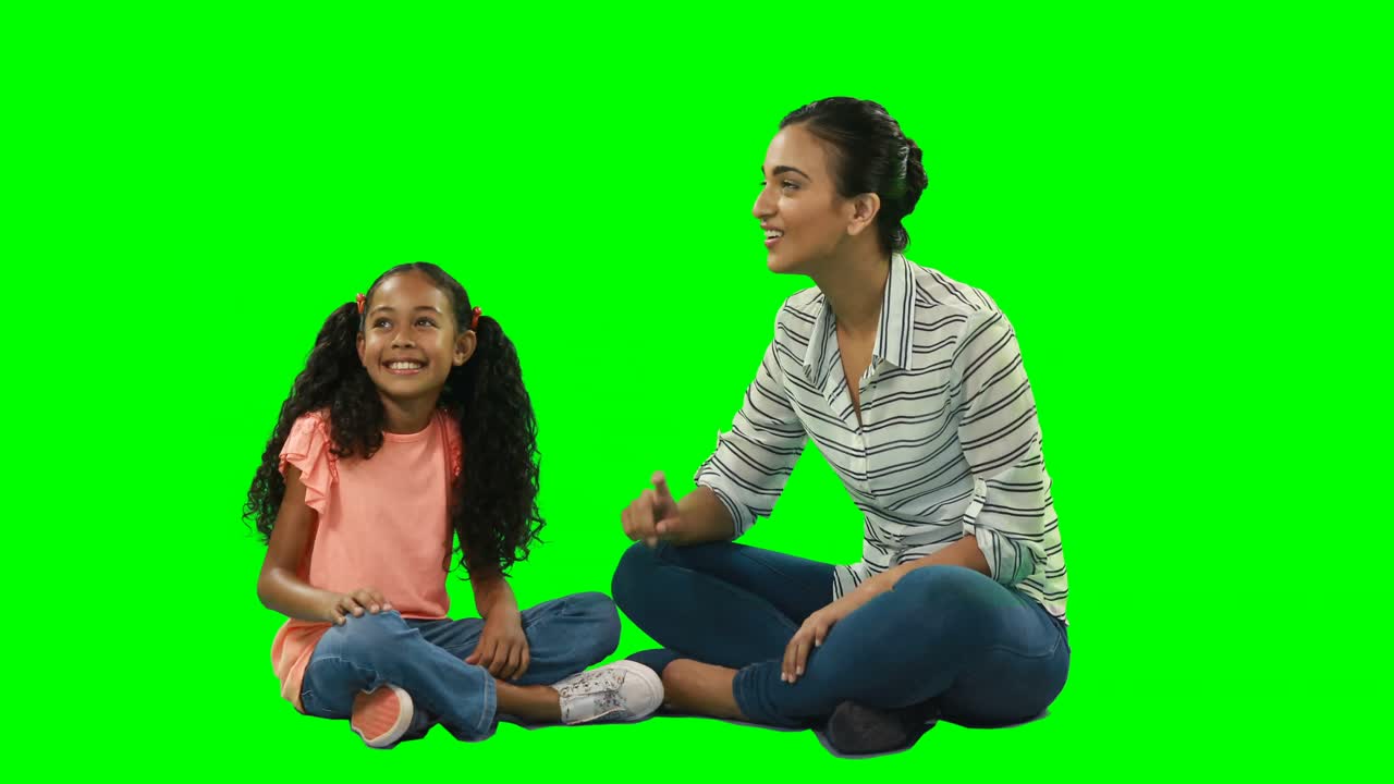 Madre e figlia che usano uno schermo invisibile 4k