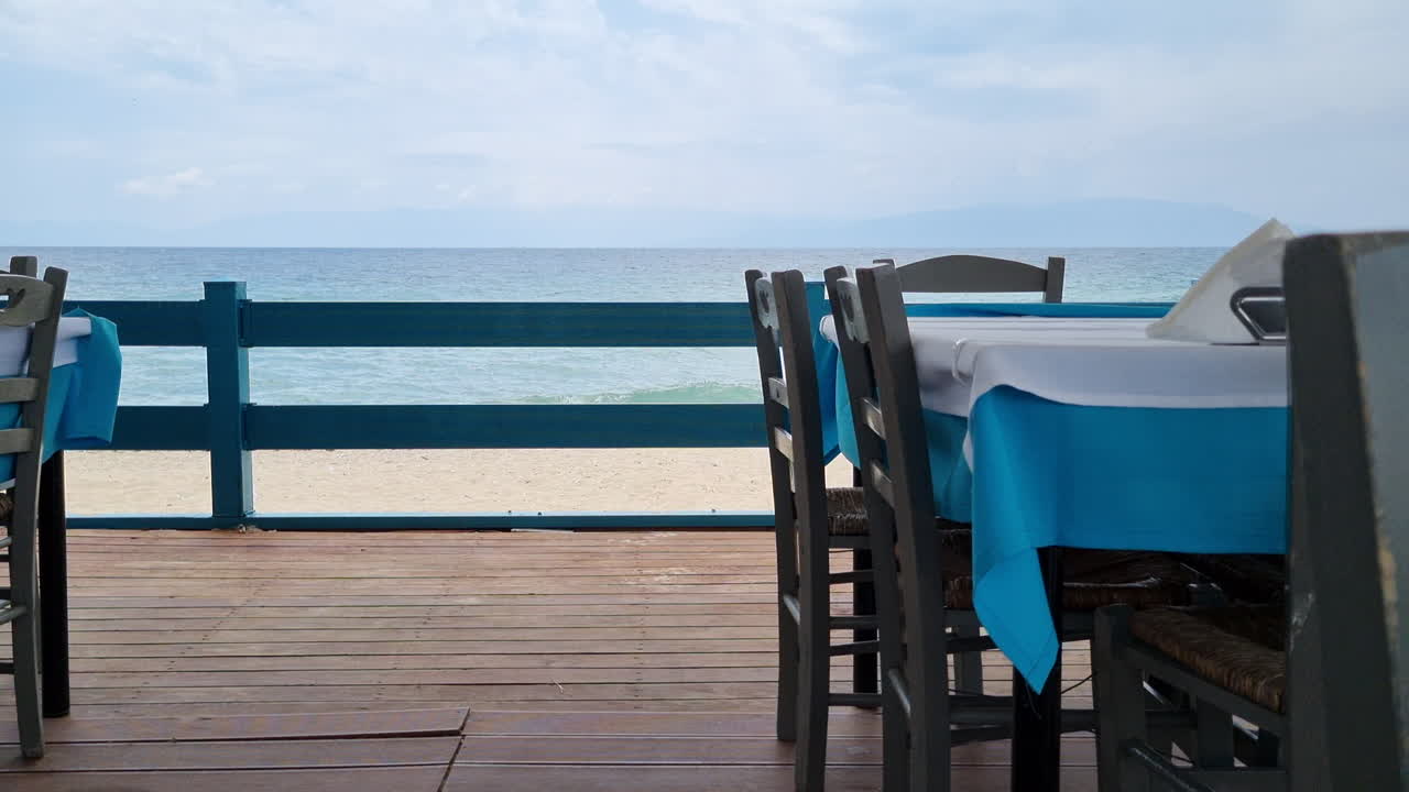 바다 전망을 가진 해변 레스토랑에서 빈 테이블