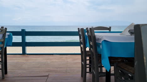 Mesa-Vacía-En-Un-Restaurante-De-Playa-Con-Vistas-Al-Mar