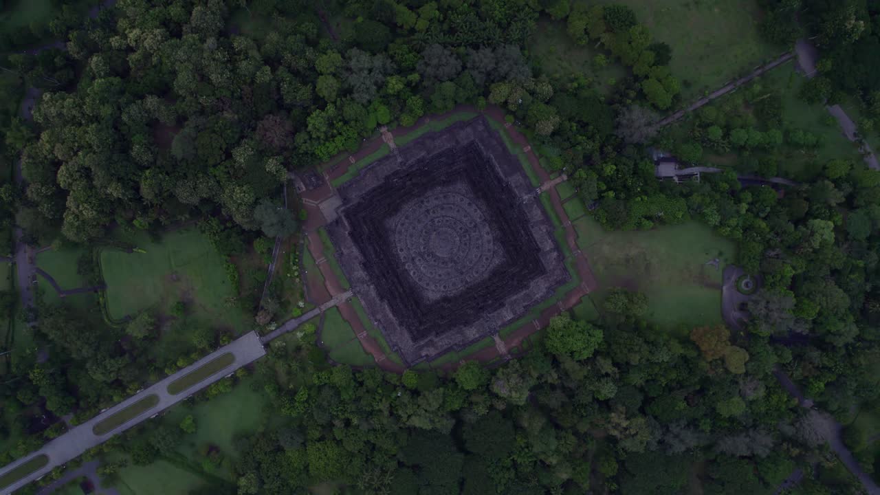 Borobudur di Yogyakarta nella nebbia mattutina