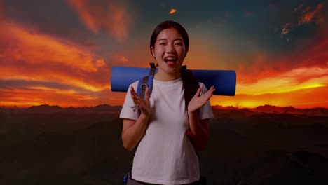 해가 지는 동안 산책하는 행복한 여자