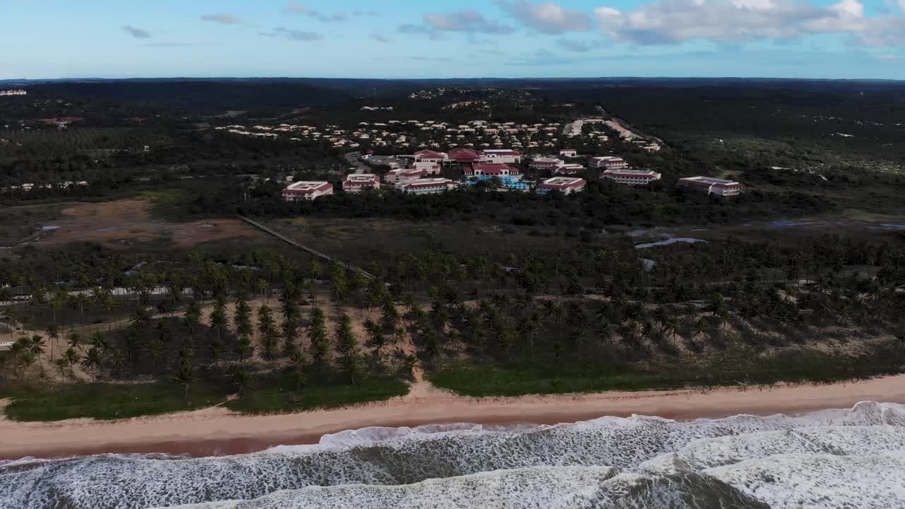 dron que viaja por la playa y el pueblo