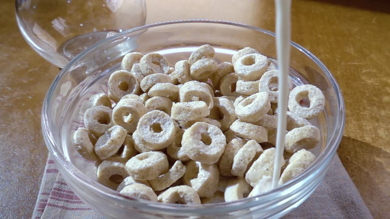 우유와 함께 맛있는 아침 식사를 위해 그 ⁇ 에  ⁇ 한 오트 플레이크. 회전 추적 촬영과 함께 느린 동작.