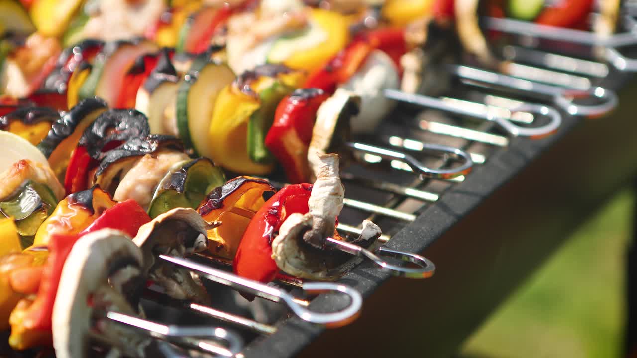 shashliks recocidos y quemados en parrilla de barbacoa caliente
