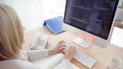 mujer de negocios que trabaja en la computadora