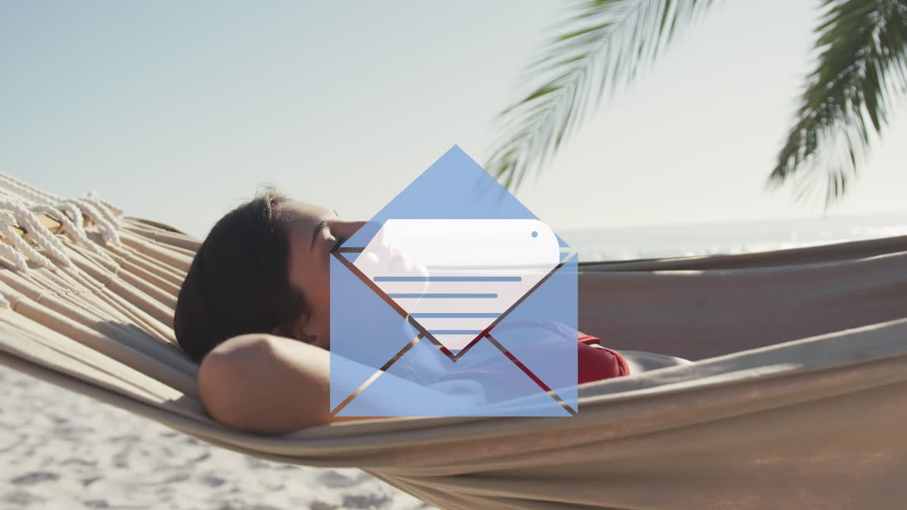 해변에서 해마크에 누워있는 여성 위에 전자 메일 봉투 디지털 아이콘의 애니메이션