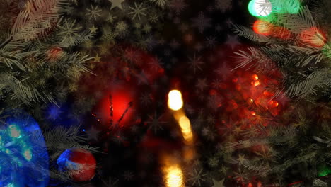 decoraciones navideñas y ramas de árboles