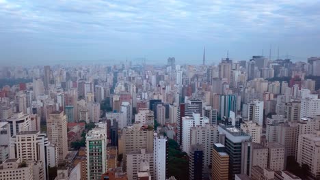 Atemberaubende-Panoramaaufnahme-Von-Sao-Paulo-Am-Frühen-Morgen,-Luftaufnahme-Eines-Geschäftszentrums-In-Brasilien